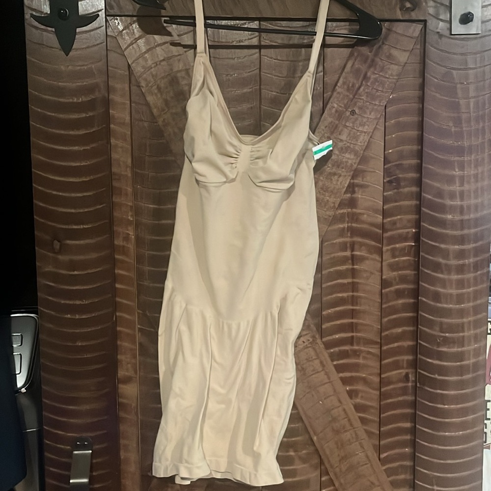 Skims shaping slip plus size - Picture 5 of 9
